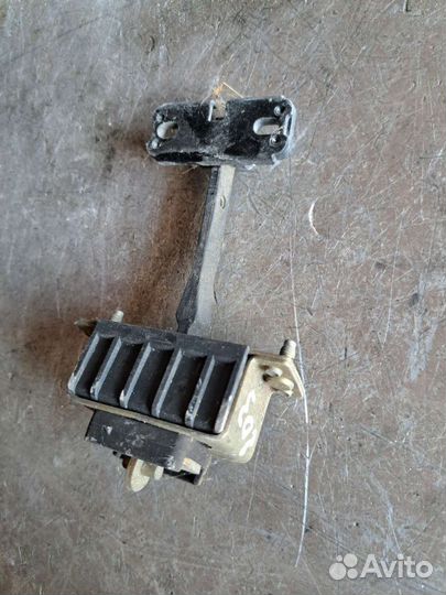 Ограничитель двери задний левый Mercedes W203