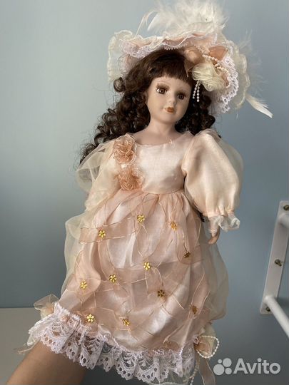 Кукла фарфоровая