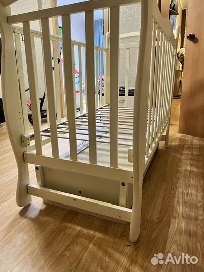 Детская кроватка с маятником и ящиком без матраса