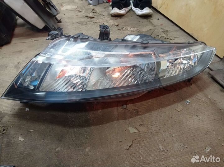 Передняя левая фара на хонду цивик 5д голоден