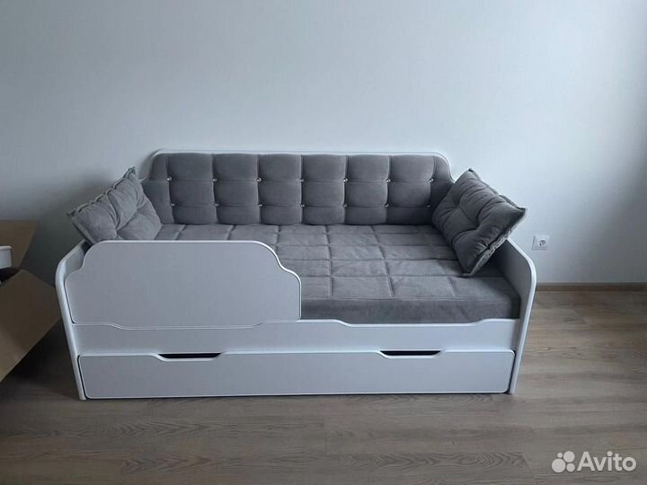 Кровать для мальчика с мягкой спинкой