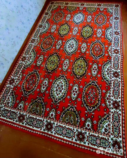 Ковры: 1.Бордовый 1,7*3,7м; 2.Красный 2*3м