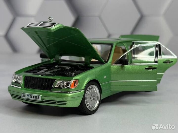 Модель машины Mercedes-Benz W140 1:24 зелёная