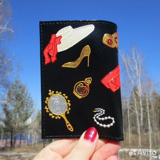 Кожаная обложка на паспорт с росписью для девушки