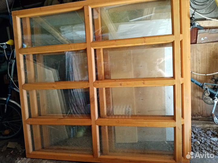 Деревянная оконная рама со стеклом