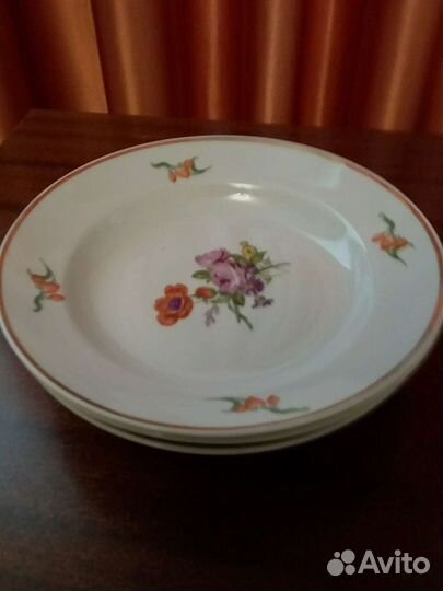 Тарелки, салатницы и блюда фарфоровые разные