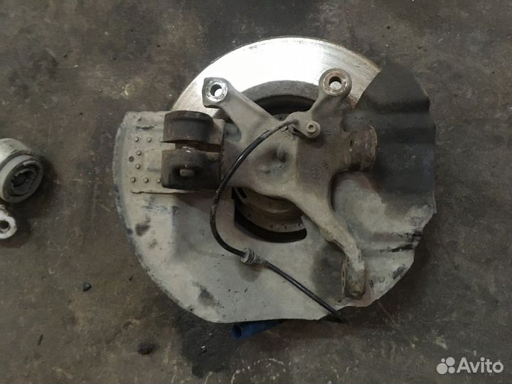 Кулак поворотный передний правый в сборе со ступи