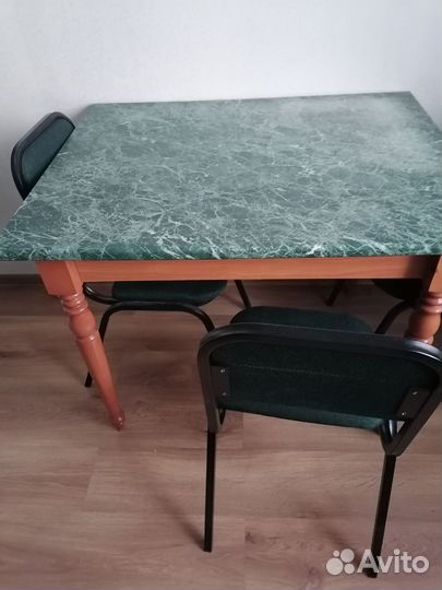 Стол и стулья