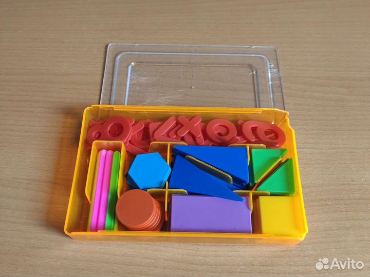 Пластиковые цифры и геометрические фигуры