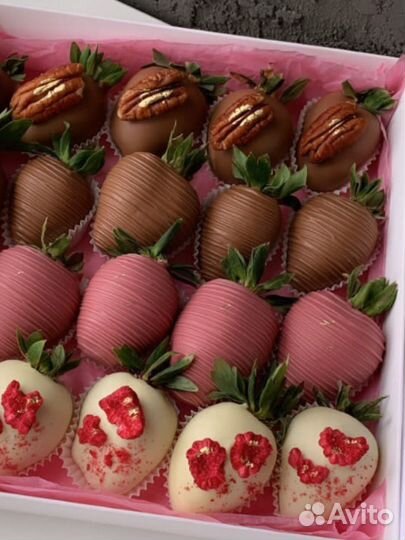 Ягоды клубника в шоколаде подарок на 8 марта