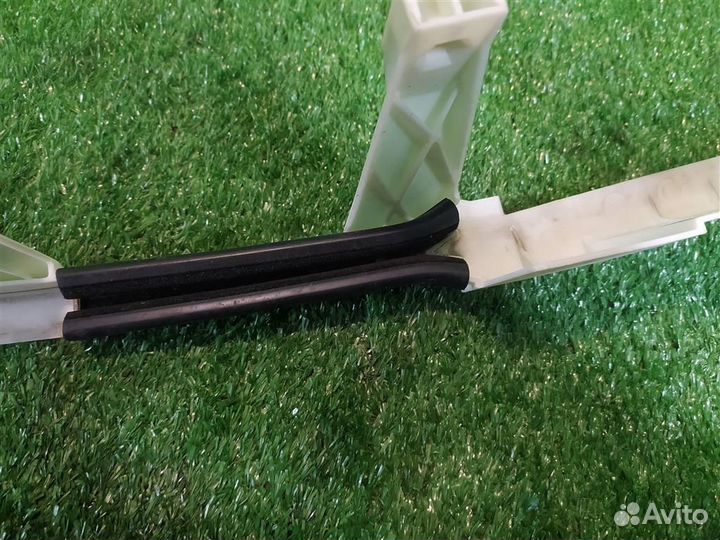 Направляющая стекла двери задней левой Peugeot 30