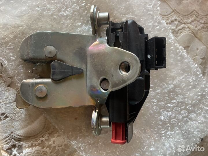 Замок багажника volkswagen polo