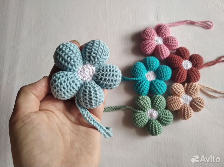 Вязаный обвес на сумку/рюкзак Цветок