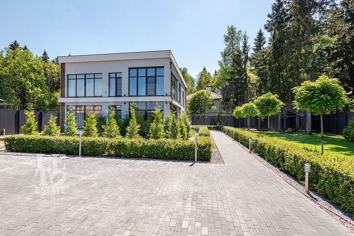 Дом 385 м² на участке 13,2 сот.