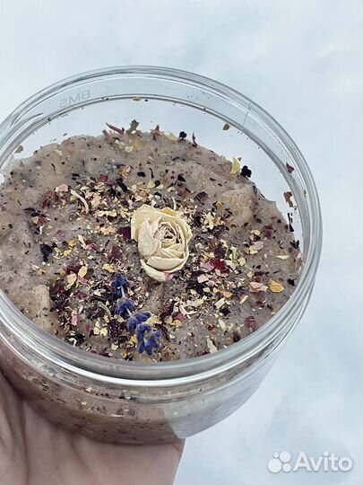 Скраб медовый с измельченными цветами из сада