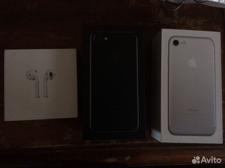 Коробки от iPhone 7 и наушников