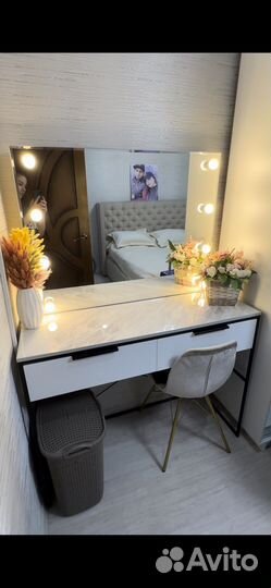 Туалетный столик с зеркалом и подсветкой