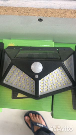 Фонарь на солнечной батарее с датчиком движения