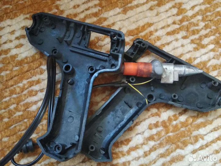 Насос, клеевой пистолет, нитки, пряжа,бутылочки