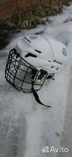 Хоккейный шлем