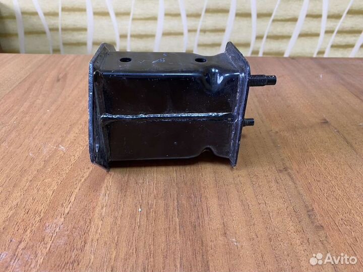 Кронштейн усилителя toyota land cruiser 120 prado