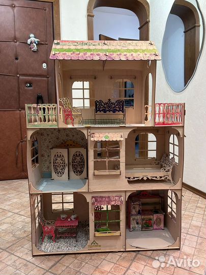 Большой кукольный домик с мебелью