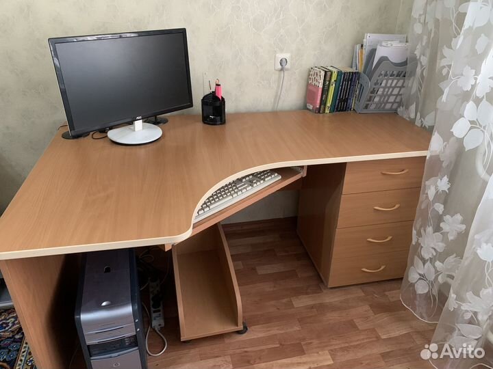 Компьютерный стол