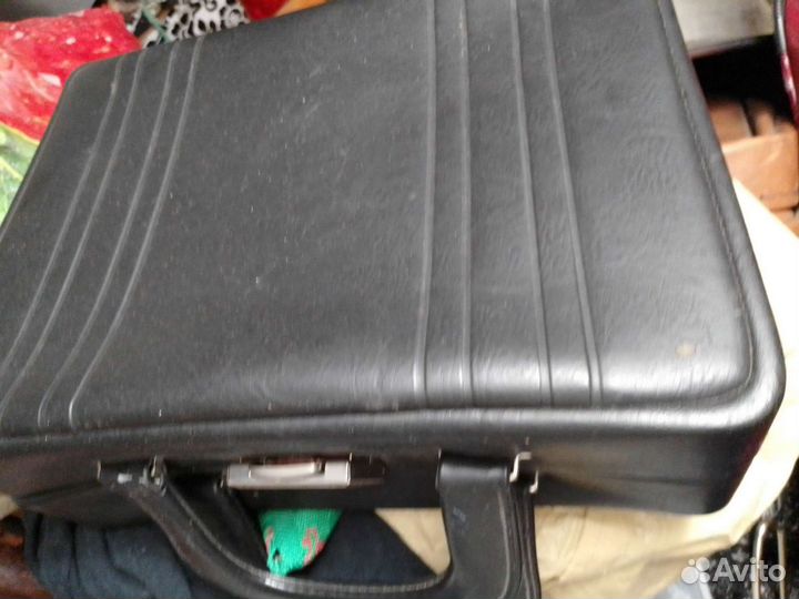 Чемодан на колесиках