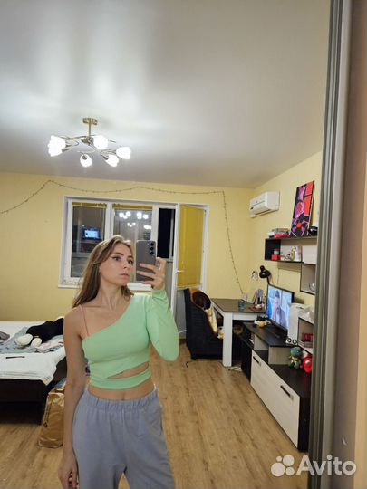 Новый кроп-топ на одно плечо с вырезом