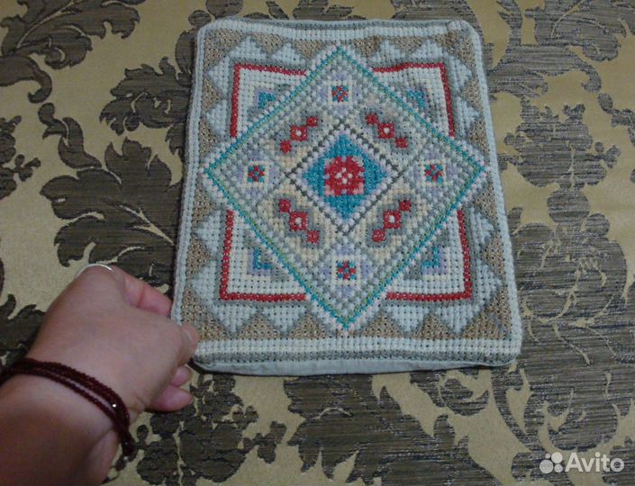 Старинная ручная вышивка на темном фоне