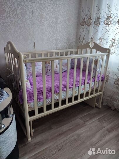 Детская кроватка с маятником