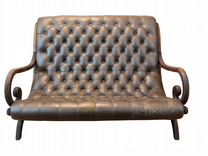 Антикварный кожаный диван с высокой спинкой