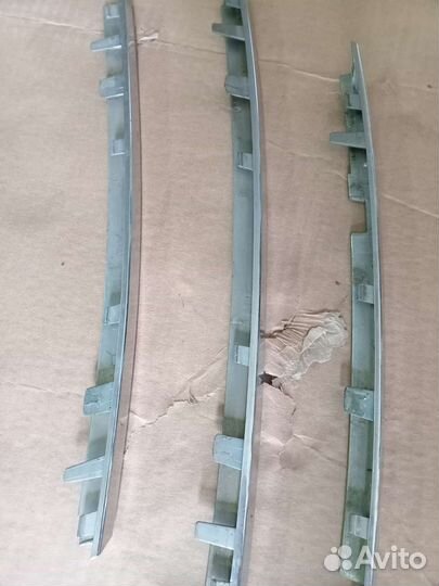 Эмблема и накладки решётки радиатора