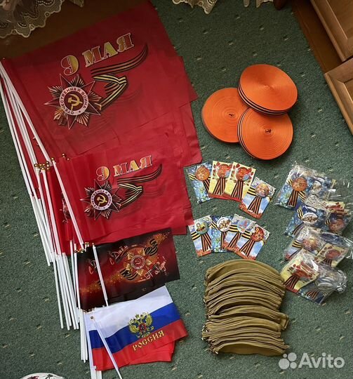 Флаги, пилотки, значки на 9 мая