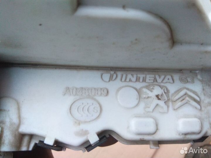 Замок двери передней левой Пежо 408