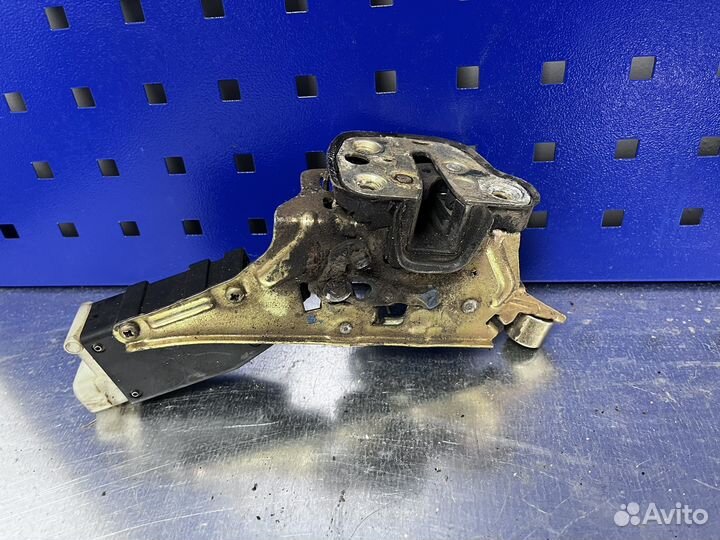 Замок двери задний левый Опель Омега б