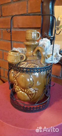 Кувшин со стопками