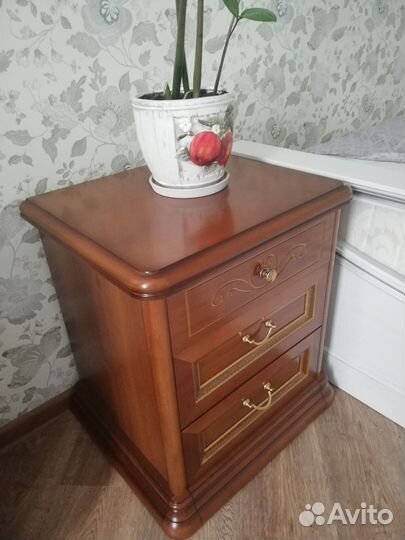 Тумба прикроватная из массива дерева