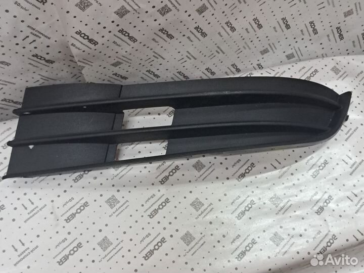 Заглушка (решетка) в бампер передний Touran