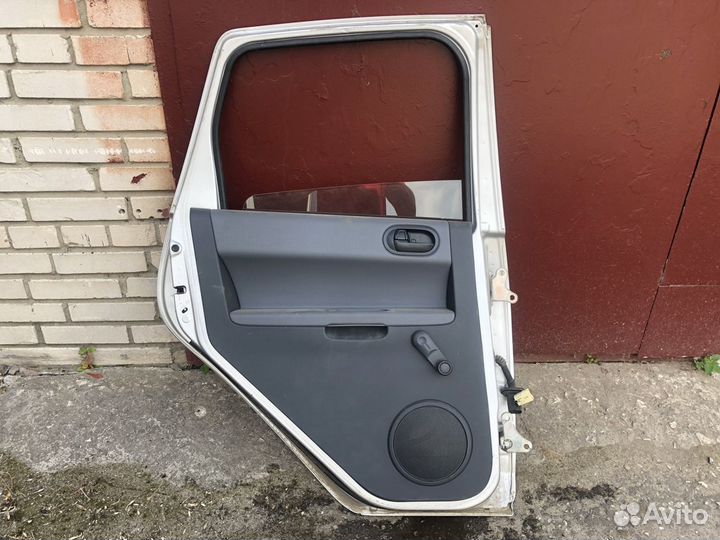 Mitsubishi Colt дверь