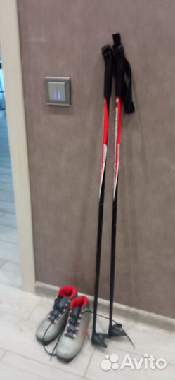Лыжные ботинки и палки