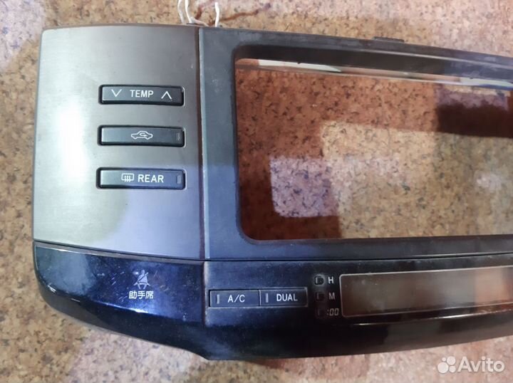 Консоль магнитофона на Toyota Mark X GRX120 4GR-FS