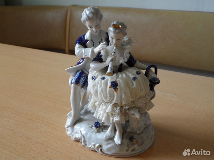 Фарфоровая статуэтка 