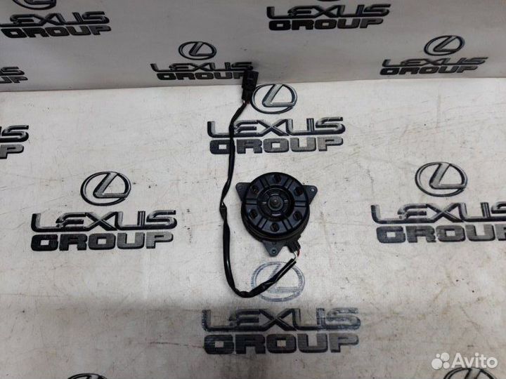 Мотор охлаждения радиаторов прав. Toyota Avensis