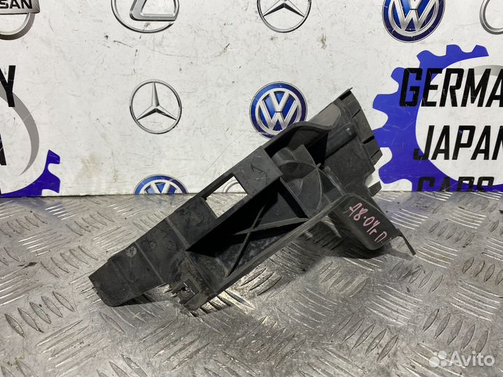 Кронштейн порога переднее правое Audi A8 D3