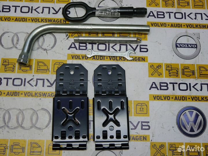 Крюк буксировочный+набор инструментов Ауди Q5