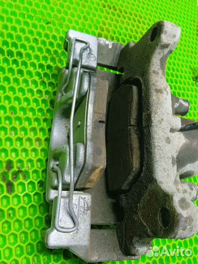 Суппорт левый volkswagen Passat B7 передний