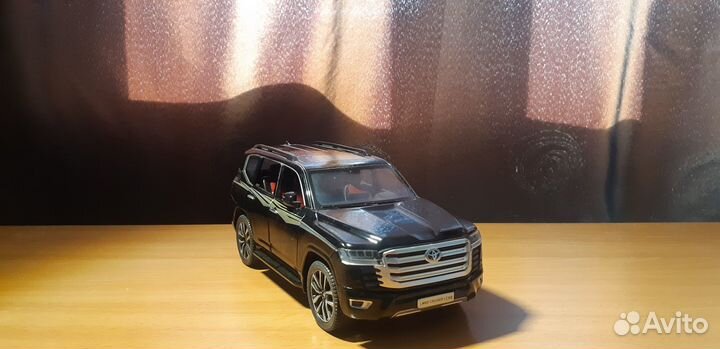 Машинка металлическая Toyota Land Cruiser 300 1:24