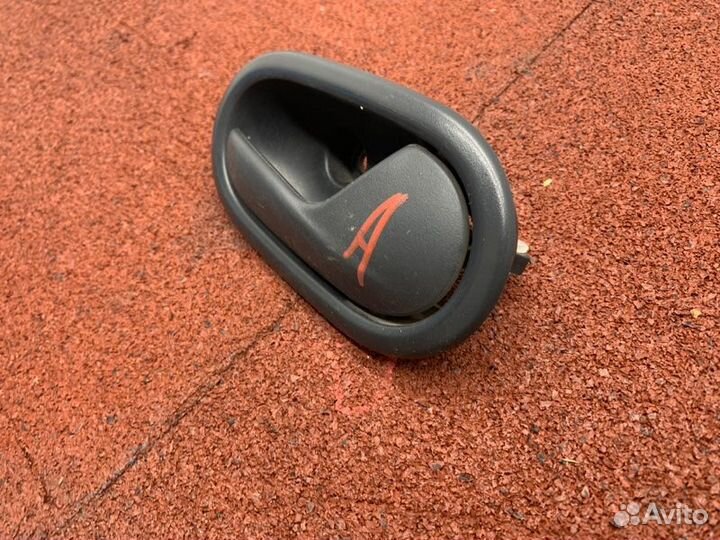 Ручка двери внутренняя правая Renault Logan 2 L8