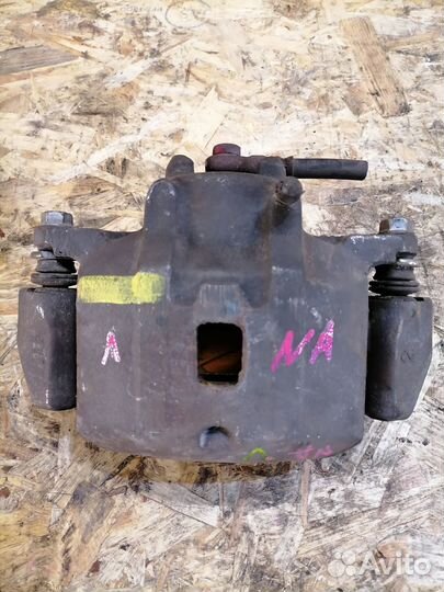 Суппорт передний левый Mitsubishi Grandis NA4W